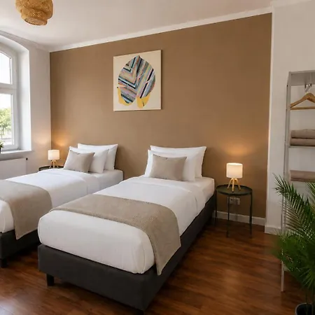 Gemuetliches Mit 2 Schlafzimmer, Bequemen Boxspringbetten, Essbereich, Balkon, Self Check-in * Магдебург
